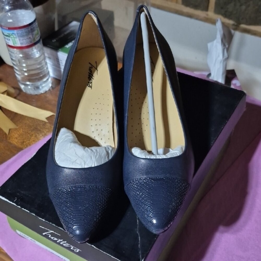 Trotters Women's Navy Textured Heels